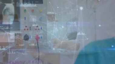 Tablet kullanan Kafkas iş kadını üzerinden bağlantılar ve veri işleme ağının animasyonu. İş ağı bağlantıları teknoloji ve dijital arayüz dijital olarak oluşturulmuş video.