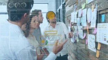 Ofiste notlar üzerinde tartışan çeşitli iş adamları üzerinde veri işleme animasyonu. İş ve teknoloji kavramı