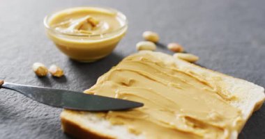 Gri arka planda fıstık ezmeli tost videosu. Yiyecek, parti ve fotokopi alanı.