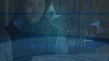 Pleksus ağlarının animasyonu, dizüstü bilgisayar kullanan beyaz bir kadına karşı bir dünya oluşturuyor. Küresel ağ ve iş teknolojisi kavramı