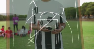 Stadyumdaki çeşitli futbolcuların oyun planları. Küresel spor ve dijital arayüz kavramı dijital olarak oluşturulmuş video.