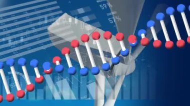 Rüzgar türbini üzerinde DNA ipliği, istatistik ve veri işleme animasyonu. Küresel sürdürülebilirlik, rüzgar enerjisi ve bağlantılar konsepti dijital olarak oluşturulmuş video.