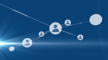 Mavi arkaplandaki ışık yollarının üzerindeki simgelerle bağlantı ağının animasyonu. Küresel bağlantılar ve dijital arayüz konsepti dijital olarak oluşturulmuş video.