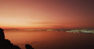 Sahilde gün batımının güzel bir videosu. Doğada huzur ve güzellik, manzara manzarası.