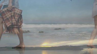 Manzara üzerinde deniz kıyısında yürüyen beyaz kadın animasyonu. Seyahat, tatil ve boş zaman konsepti dijital olarak oluşturulmuş video.
