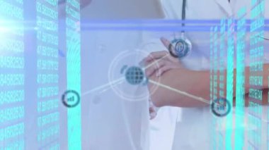 Çeşitli doktorlar üzerinde ikonlar ve veri işleme ağlarının animasyonu. Dijital olarak oluşturulmuş küresel bağlantılar, tıp ve dijital arayüz kavramı.