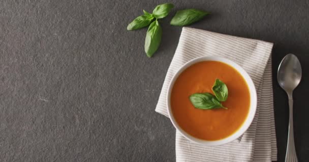 Відео Кремового Томатного Супу Чаші Сірому Столі Американська Кухня Їжа — стокове відео