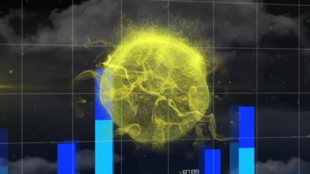 黄球的动画 正方形的地图和条形图映衬着天空中的乌云 数字合成 多重曝光 全球化 报告和技术 — 图库视频影像