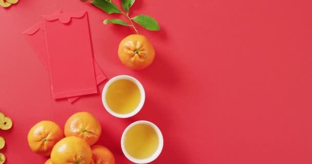 Video Sobres Naranjas Cuencos Sobre Fondo Rojo Año Nuevo Chino — Vídeo de stock