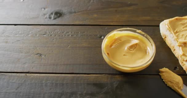 Vídeo Close Torrada Com Manteiga Amendoim Fundo Madeira Conceito Espaço — Vídeo de Stock