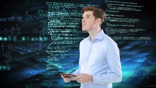 Animering Kaukasiska Mannen Med Hjälp Digitala Surfplatta Över Programmeringsspråk Matematiska — Stockvideo