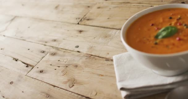 Video Sopa Tomate Crema Tazón Sobre Mesa Madera Cocina Americana — Vídeo de stock