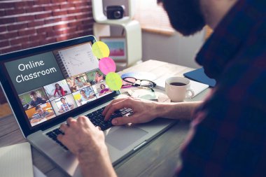 Fotoğraf apps midsection yaratıcı düzenleyicisinin üstünde laptop yazmaya karşı