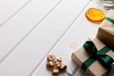 Zencefilli adam ile noel süslemesi resmi ve beyaz arka planda kopyalama alanı. Noel, gelenek ve kutlama konsepti.