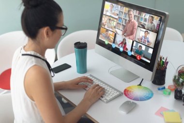 Asyalı kız ekranda çeşitli ilköğretim öğrencileri gülümserken görüntülü konuşma için bilgisayar kullanıyor. iletişim teknolojisi ve çevrimiçi eğitim, dijital kompozit resim.