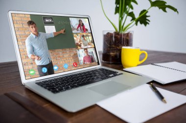 Sınıfta dizüstü bilgisayar ekranında gülümseyen farklı lise öğrencileri. iletişim teknolojisi ve çevrimiçi eğitim, dijital kompozit resim.