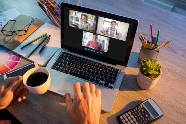 Görüntülü konuşma için dizüstü bilgisayar kullanan adamın elleri ekranda çeşitli lise öğrencileri gülümsüyor. iletişim teknolojisi ve çevrimiçi eğitim, dijital kompozit resim.