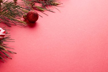 Kırmızı arkaplanda noel dekorasyonu ve fotokopi alanı resmi. Noel, gelenek ve kutlama konsepti.