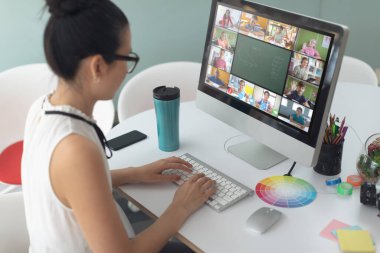 Ekranda çeşitli ilkokul öğrencileriyle video görüşmesi için bilgisayar kullanan beyaz bir kız. iletişim teknolojisi ve çevrimiçi eğitim, dijital kompozit resim.