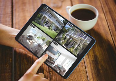 Ahşap masa onun tablet pc kullanan kadın