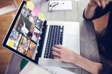 Müzik app midsection yaratıcı düzenleyicisinin üstünde laptop çalışma karşı