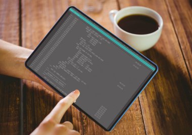 Ahşap masa onun tablet pc kullanan kadın