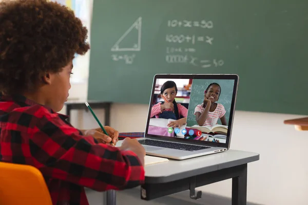 Afrikanischer Junge Mit Laptop Für Videoanrufe Mit Verschiedenen Grundschülern Auf — Stockfoto