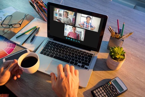 Руки Людини Використовує Ноутбук Відеодзвінків Усміхненими Різноманітними Старшокласниками Екрані Комунікаційні — стокове фото