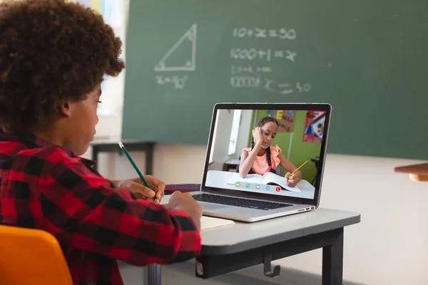 Afrikanischer Junge Mit Laptop Für Videoanrufe Mit Einem Grundschüler Auf — Stockfoto
