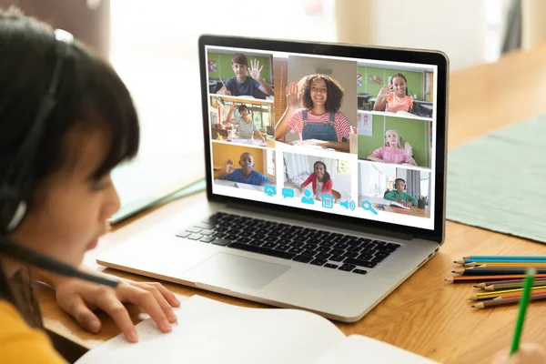 Ragazza Asiatica Che Utilizza Computer Portatile Videochiamata Con Diversi Alunni — Foto Stock