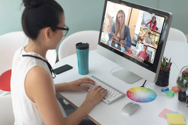 Video Görüşmesi Için Dizüstü Bilgisayar Kullanan Beyaz Bir Kız Ekranda — Stok fotoğraf