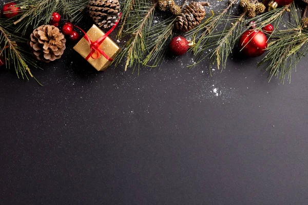 黒い背景にクリスマスの装飾やコピースペースのイメージ クリスマス お祝いのコンセプト — ストック写真
