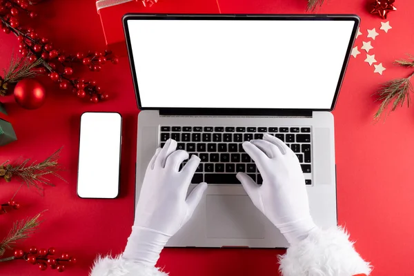 Afbeelding Van Handen Van Kerstman Met Behulp Van Laptop Met — Stockfoto