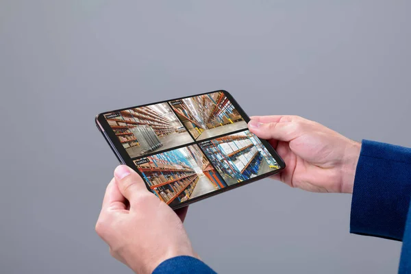 화면에 카메라가 창고를 수있도록 태블릿을 코카서스 남자의 디지털 인터페이스 — 스톡 사진
