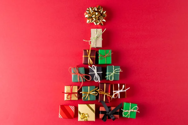 Εικόνα Από Χριστουγεννιάτικα Δώρα Που Σχηματίζουν Χριστουγεννιάτικο Δέντρο Και Αντίγραφο — Φωτογραφία Αρχείου