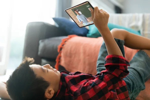 Lächelnder Asiatischer Junge Mit Tablet Für Videoanrufe Mit Einem Kaukasischen — Stockfoto
