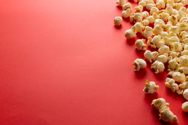 Bild Von Popcorn Das Auf Roter Oberfläche Liegt Essen Snacks — Stockfoto