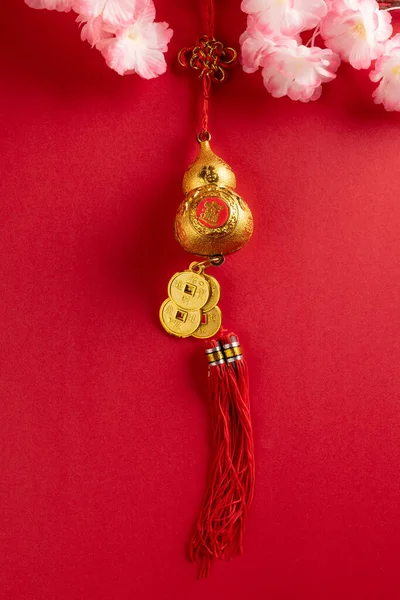 Composição Close Flor Cereja Decoração Chinesa Fundo Vermelho Ano Novo — Fotografia de Stock