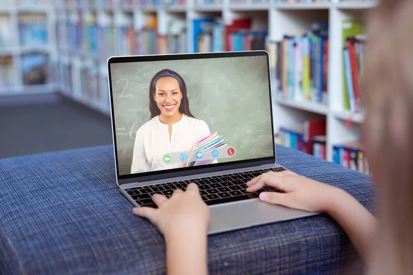 Blank Meisje Met Laptop Als Videogesprek Met Een Glimlachende Lerares — Stockfoto