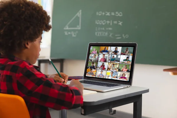 Menino Afro Americano Usando Laptop Para Videochamada Com Diversos Alunos — Fotografia de Stock