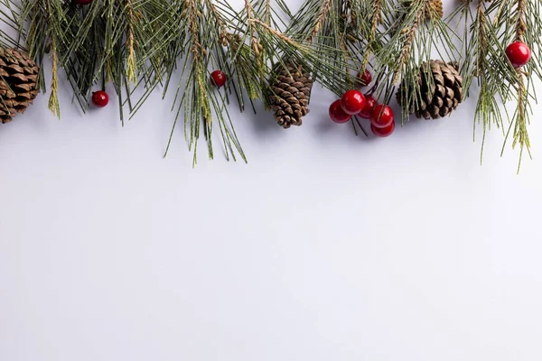 松のコーンと白い背景にスペースをコピーしたクリスマスの装飾のイメージ クリスマス お祝いのコンセプト — ストック写真