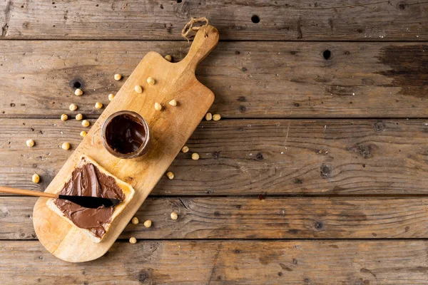 초콜릿 크림을 도마와 표면에 식사와 요리의 — 스톡 사진