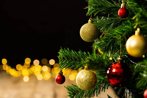 妖精の光とコピースペースとクリスマスツリーの装飾上のクリスマスの赤ちゃんのイメージ クリスマス お祝いのコンセプト — ストック写真