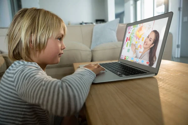 Kaukasischer Junge Mit Laptop Für Videoanrufe Mit Lächelnder Lehrerin Auf — Stockfoto