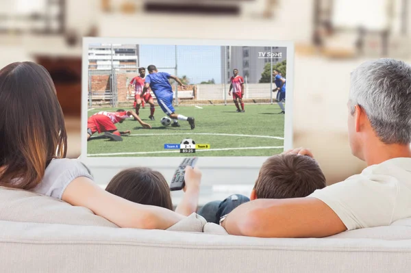 Familia Sentada Sofá Viendo Televisión Juntos Contra Jugadores Fútbol Tacakling —  Fotos de Stock