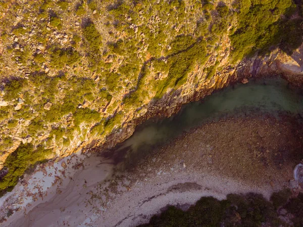 岩崖と海の波と海の海岸の高角度ビュー 海と自然の概念 — ストック写真