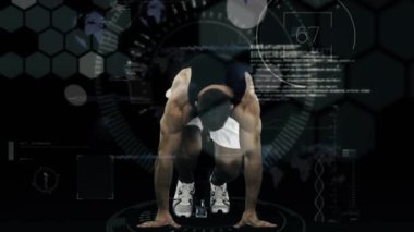 Beyaz erkek ragbi oyuncusu üzerinde veri işleme ve dijital arayüz animasyonu. Tıbbi araştırma teknolojisi ve spor konsepti dijital olarak üretilen animasyon.