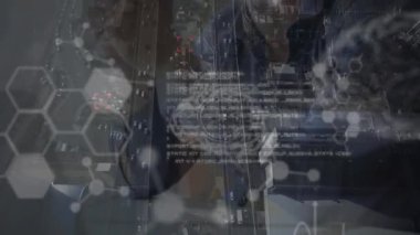İnsan beyninin animasyonu ve video gözlük takan bir adamın bilimsel veri işlemesi. Küresel bilim, teknoloji ve veri işleme kavramı dijital olarak oluşturulmuş video.