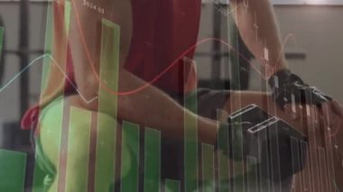 Beyaz adamın ağırlık kaldırmasıyla ilgili finansal veri işleme animasyonu. Küresel spor, finans ve dijital arayüz kavramı dijital olarak oluşturulmuş video.