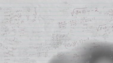 Matematiksel denklemleri soyut şablonla beyaz tahtada tekrarlamanın animasyonu. Dijital olarak üretilmiş, hologram, fizik, makine öğrenme, formül, öğretim ve eğitim kavramı.